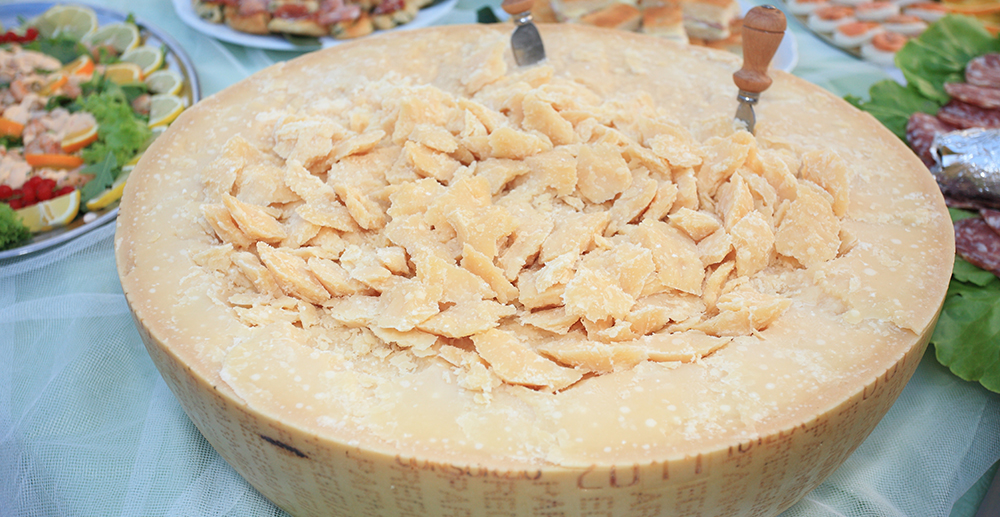 come si taglia il parmigiano reggiano